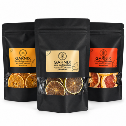 Bolsas GARNIX de naranja, lima y pomelo deshidratados sobre fondo blanco